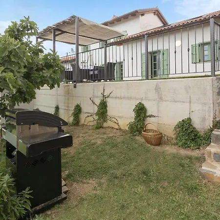 Cozy In With Outdoor Swimming Pool Nyaraló