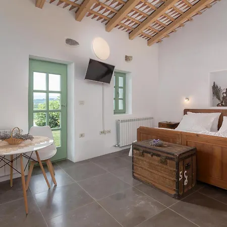 Cozy In With Outdoor Swimming Pool Nyaraló *