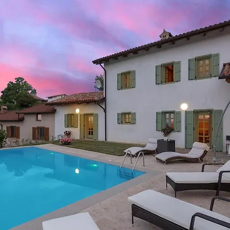 Nyaraló Cozy In With Outdoor Swimming Pool *